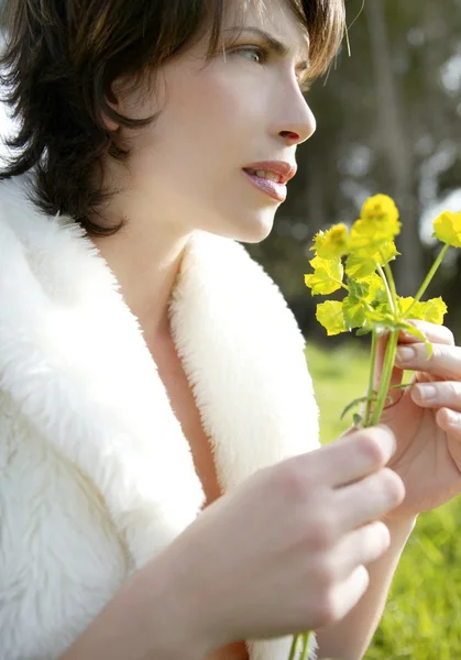 Piękna kobieta w pejzaż wiosna — Zdjęcie stockowe