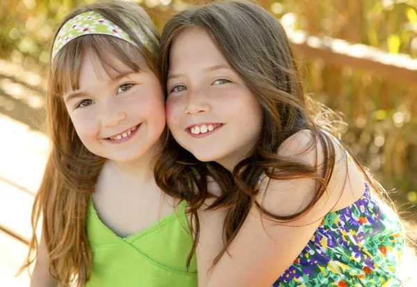 Dos hermanas felices juntas al aire libre — Foto de Stock