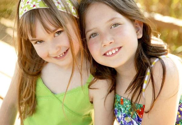 Duas irmãs felizes juntas ao ar livre — Fotografia de Stock