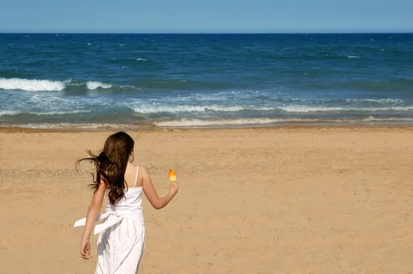 Dondurma ile çalışan genç kız yaz plaj — Stok fotoğraf