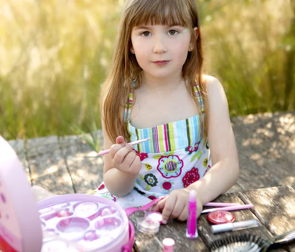 Schöne junge Mädchen mit Make-up-Set im Freien — Stockfoto
