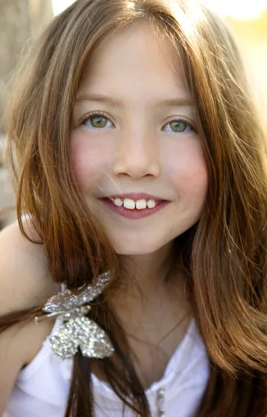 Portret van mooie tiener meisje buitenshuis — Stockfoto