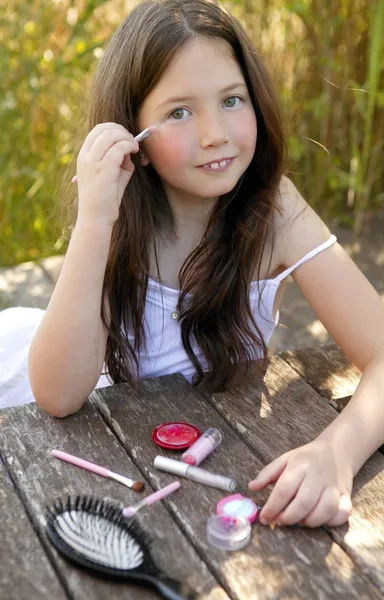 Hermosa chica joven con maquillaje conjunto al aire libre —  Fotos de Stock