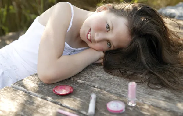 Hermosa chica joven con maquillaje conjunto al aire libre — Foto de Stock