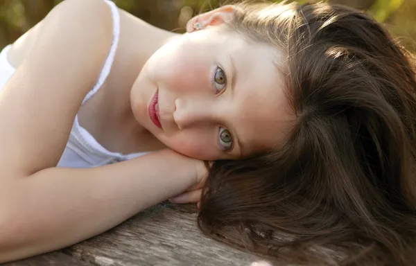 Портрет красивої дівчини-підлітка на відкритому повітрі — стокове фото