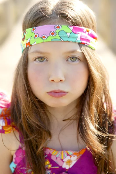 Retrato de hermosa chica adolescente al aire libre — Foto de Stock