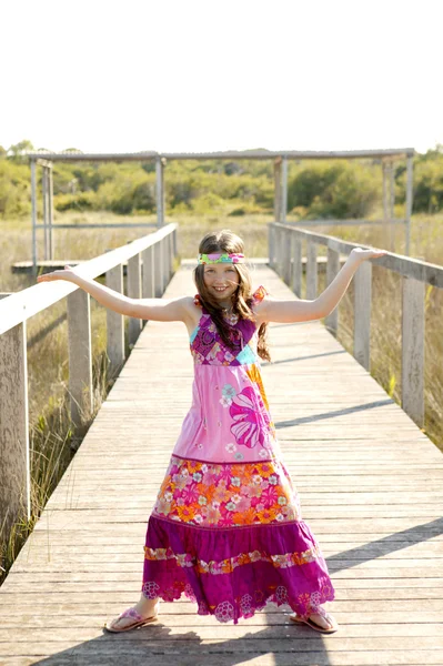 美しい十代の少女ピンク紫色の花のドレス — ストック写真