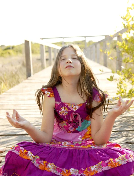 Hippy vestido roxo menina adolescente relaxado ao ar livre — Fotografia de Stock