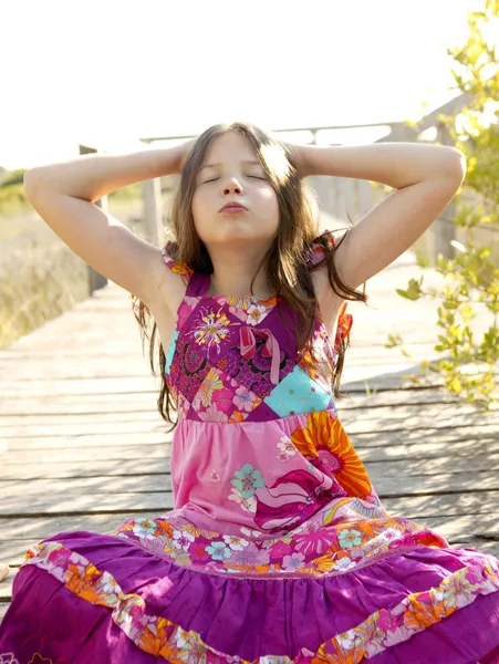 Hippy mor elbise rahat bir genç kız açık havada — Stok fotoğraf