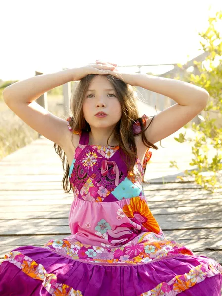 Hippy robe pourpre jeune fille détendue à l'extérieur — Photo