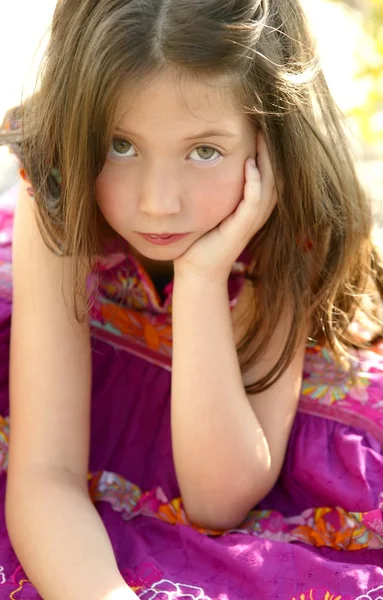 Kint a gyönyörű tini lány portréja — Stock Fotó