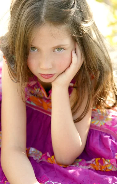 Porträtt av vacker tonåring flicka utomhus — Stockfoto