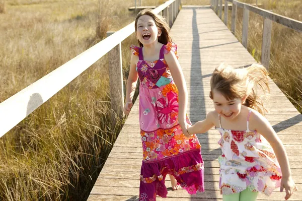 Дівчата-підлітки біжать на відкритому повітрі в парку — стокове фото