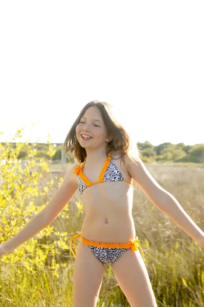 Fille dansant dehors dans le parc en bikini — Photo