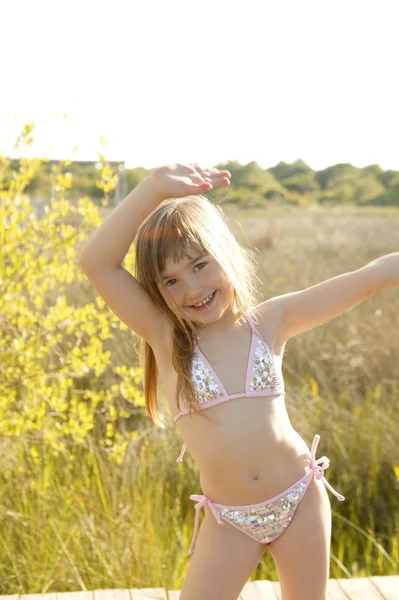 Fille dansant dehors dans le parc en bikini — Photo