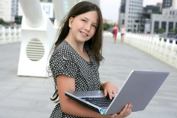 漂亮的小女孩与便携式计算机 — 图库照片