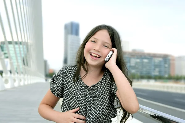 Imádnivaló tini kislány beszélő telefon — Stock Fotó