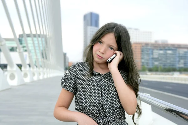 Imádnivaló tini kislány beszélő telefon — Stock Fotó