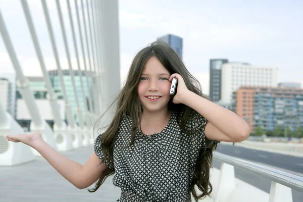 Roztomilé dospívající holčička mluvící telefon — Stock fotografie