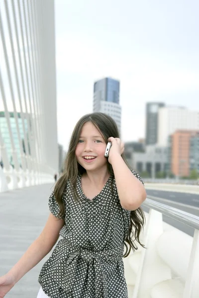 Entzückende Teenager kleines Mädchen telefoniert — Stockfoto