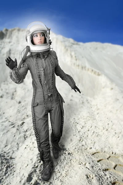 Astronauta donna futuristica luna pianeti spaziali Foto Stock Royalty Free