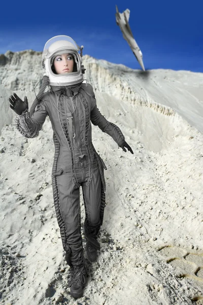 Astronauta moda stand donna casco tuta spaziale Immagini Stock Royalty Free