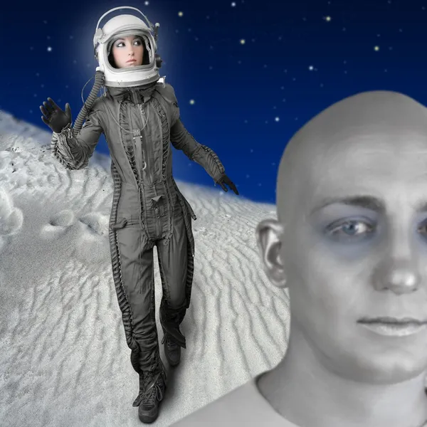 宇航员时尚站在女人的航天服的头盔 图库图片