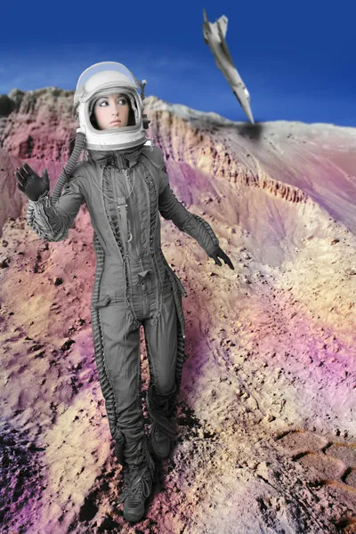 宇航员时尚站在女人的航天服的头盔 图库照片