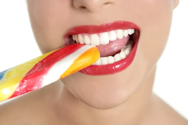 Lecca-lecca colorato in denti da donna perfetti Fotografia Stock