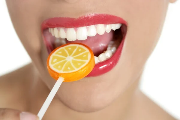 Lollypop colorido en dientes de mujer perfecta Fotos De Stock