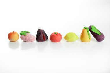 çeşitli meyveler üzerinde renkli badem ezmesi