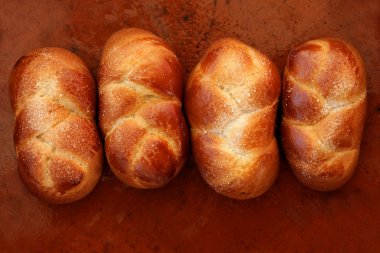 Turuncu kil üzerinde dört börek hamur işleri