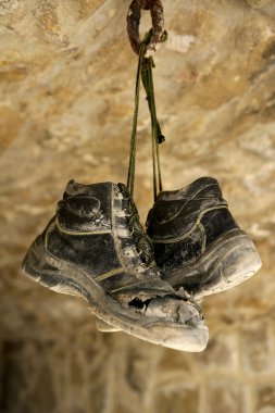 İnşaat işçisi uzağa yaşında eski botlarını yaptı