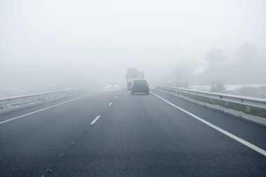 sisli gri road, sisin sürüş araba