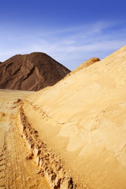 çeşitli kum rengi kum ocağı höyükleri