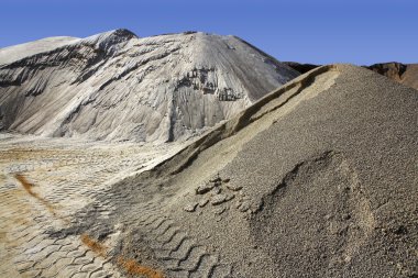 çeşitli kum rengi kum ocağı höyükleri