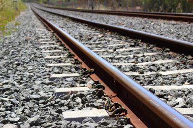 Kara taş üzerine demir paslı tren demiryolu detay