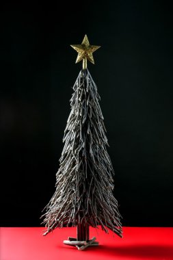 Noel ağacı, stüdyoda basit orijinal ahşap sopa