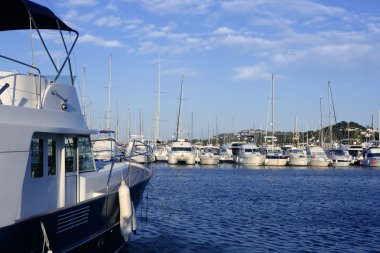 Mavi gökyüzü marina İspanya, Akdeniz