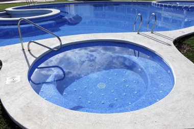 Mavi Yüzme Havuzu yuvarlak şekiller