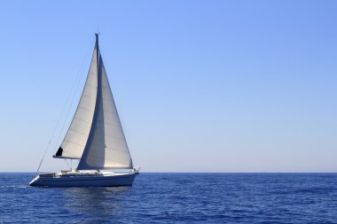 Güzel yelkenli yelkenli Mavi Akdeniz 'de yelken açar