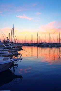 Marina gündoğumu günbatımı spor tekne renkli