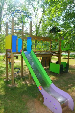 Açık doğal renkli slayt çocuk parkı