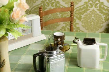 kahve makinesi retro mutfak yeşil masa örtüsü