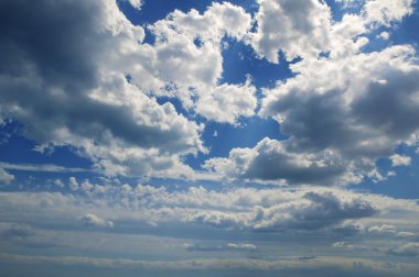 cielo azul vista desde el avión avionesmavi güzel gökyüzü gün güneşli beyaz bulutlar ile