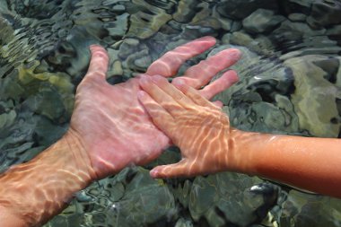 volwassenen en kinderen handen met onderwater