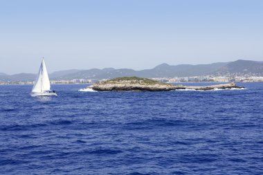 Ibiza mavi bir Akdeniz Adası deniz manzarası