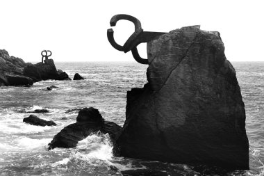 san sebastian chillida paslı çelik heykel