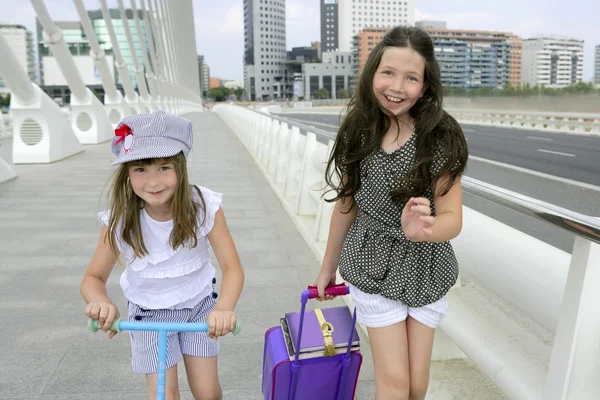 Kleine Studentinnen gehen in der Stadt zur Schule — Stockfoto