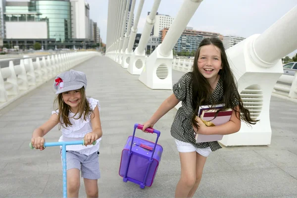 Pequenas meninas estudante indo para a escola na cidade — Fotografia de Stock